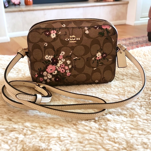 Coach Handbags - Beautiful Coach Evergreen Wildflower Signatue Camera Style Crossbody Bag 🩷🤍